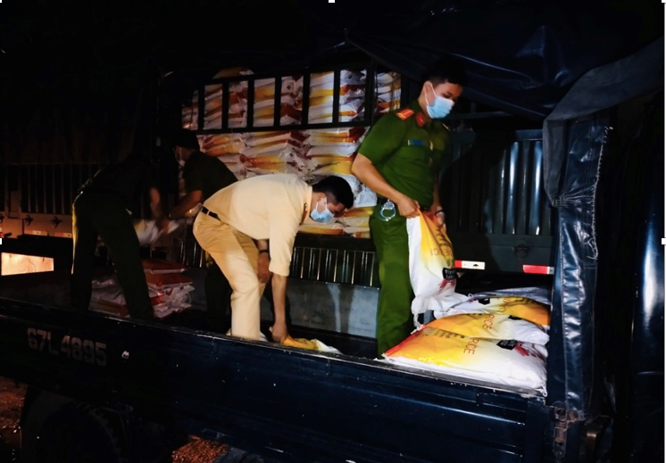 Hình ảnh các Công an huyện Châu Thành, tỉnh An Giang đang vận chuyển gạo trong đêm.