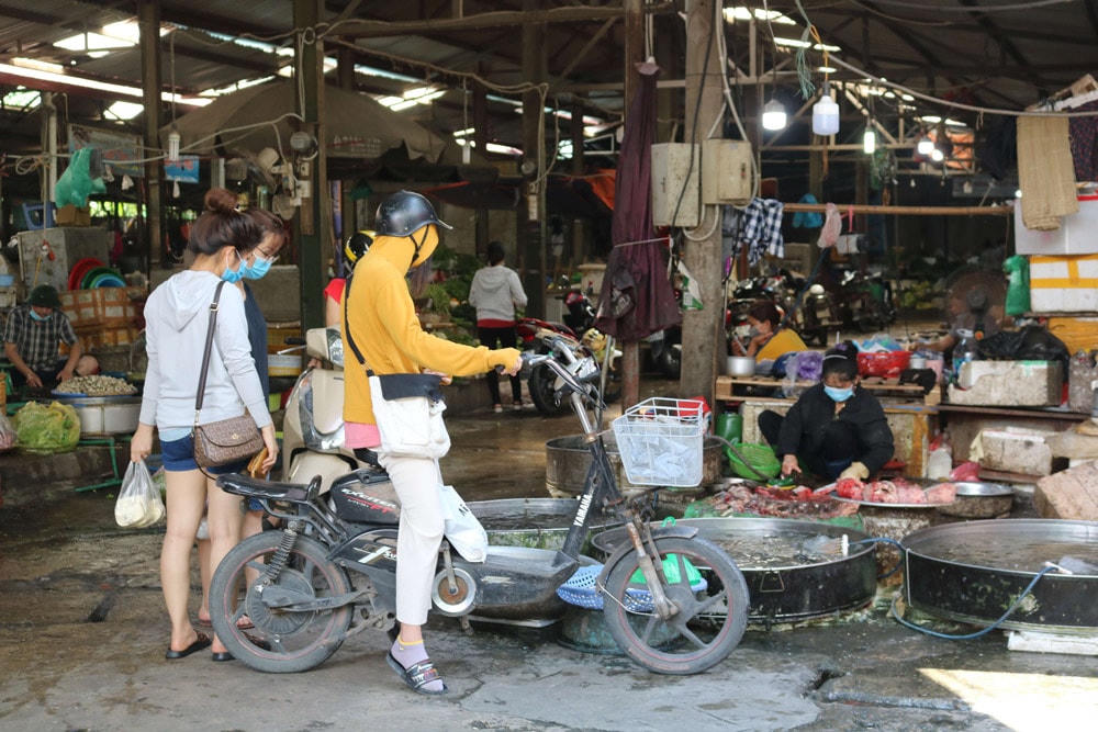 Cả người bán và người mua đều thực hiện nghiêm túc việc đeo khẩu trang khi mua bán ở chợ.