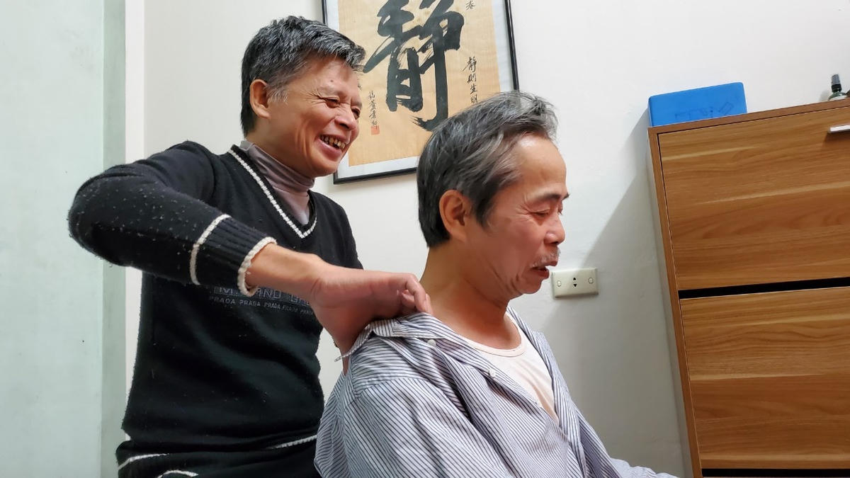 Người đàn ông khuyết tật 58 tuổi này luôn nở trên môi nụ cười.