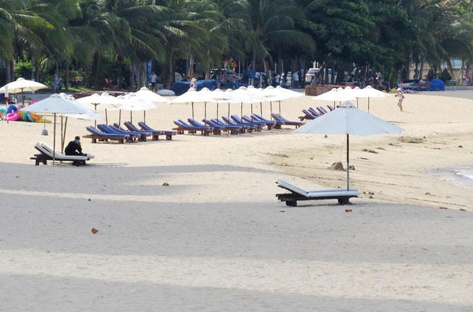 Bãi biển Nha Trang vắng du khách, chiều 30/7. Ảnh: Xuân Ngọc.