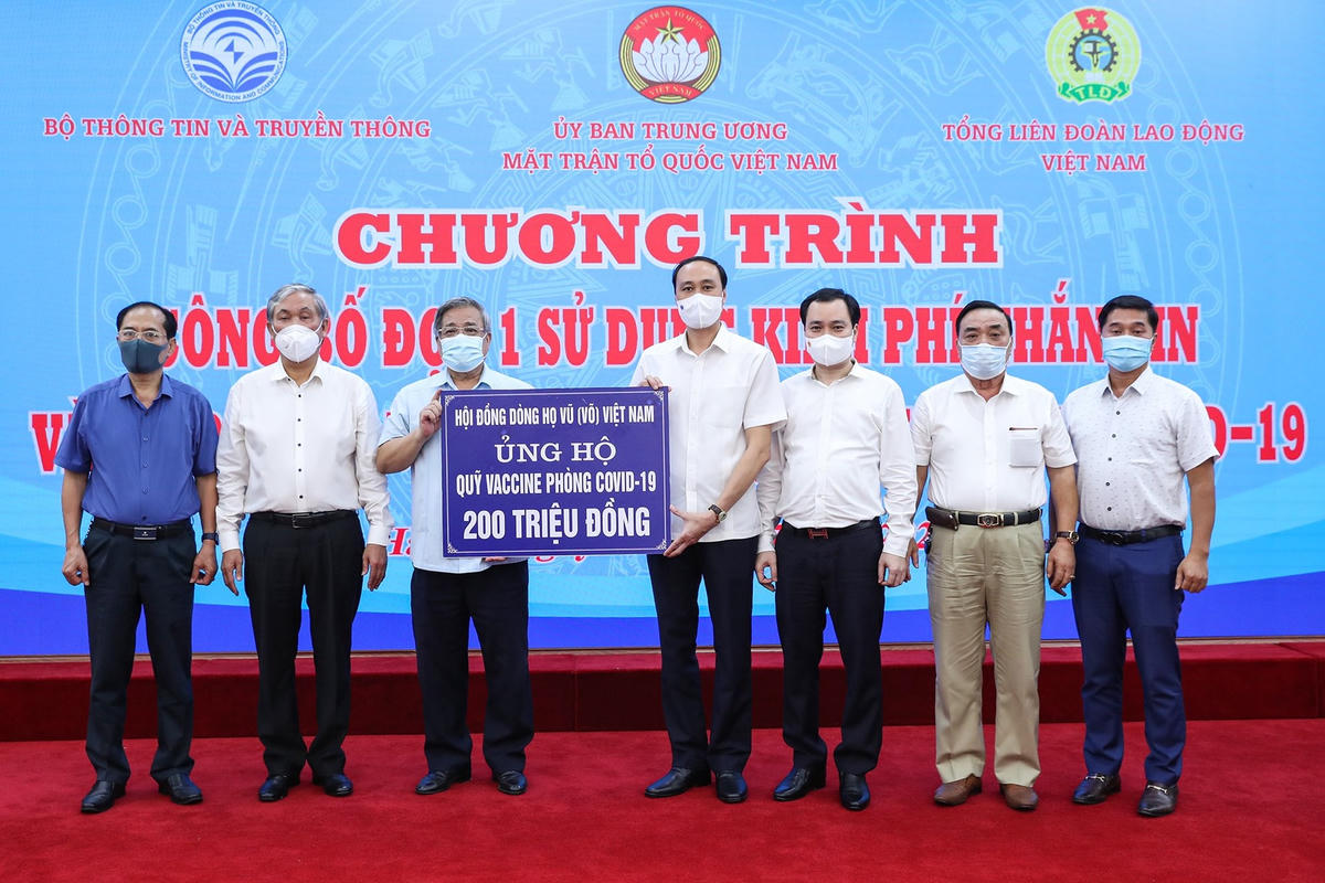 Phó Chủ tịch Phùng Khánh Tài tiếp nhận ủng hộ từ Hội đồng dòng họ Vũ (Võ) Việt Nam.