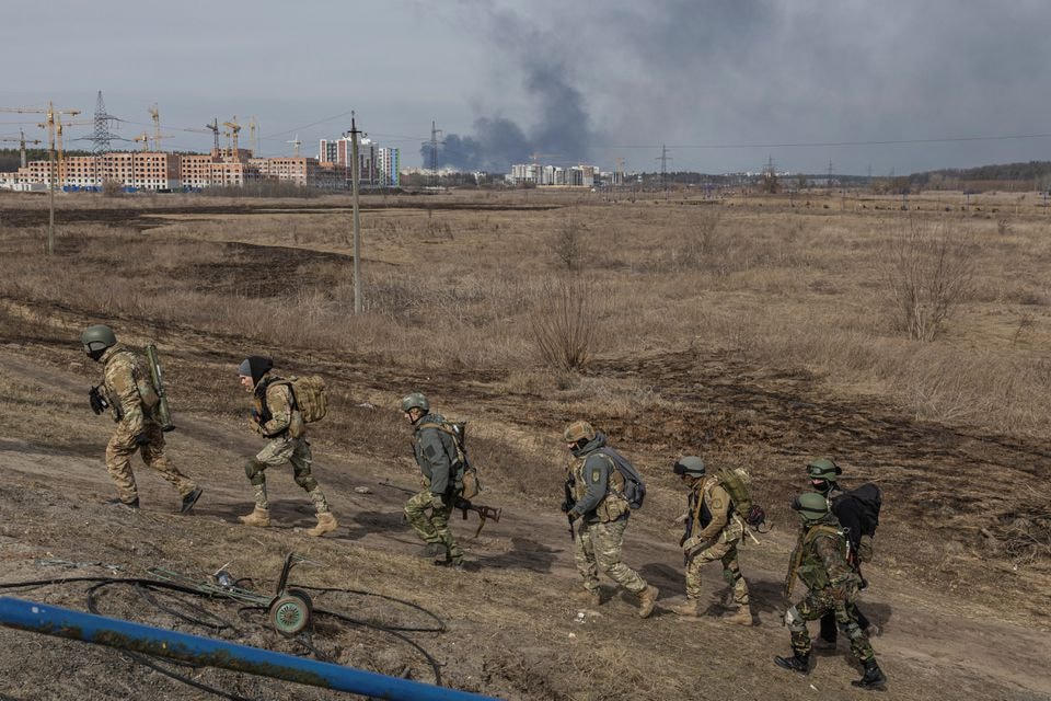 Quân nhân Ukraine tại thị trấn Irpin, ngoại ô thủ đô Kiev, Ukraine. Ảnh: AP.