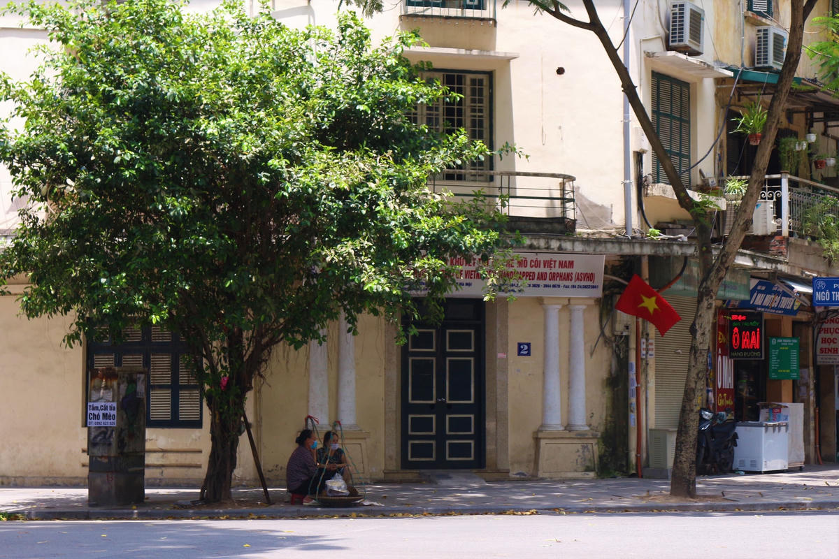 Một thoáng mưu sinh bình yên giữa lòng Hà Nội.