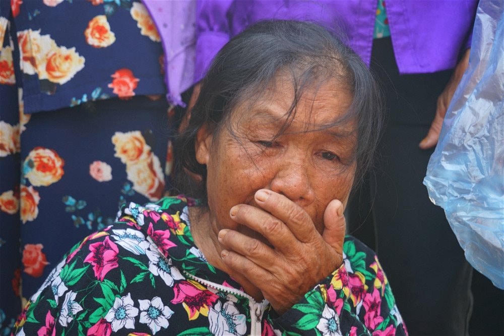 Bà Nguyễn Thị Mão bật khóc trong giờ phút con trai “trở về”. Ảnh: Báo Tài nguyên-Môi trường.