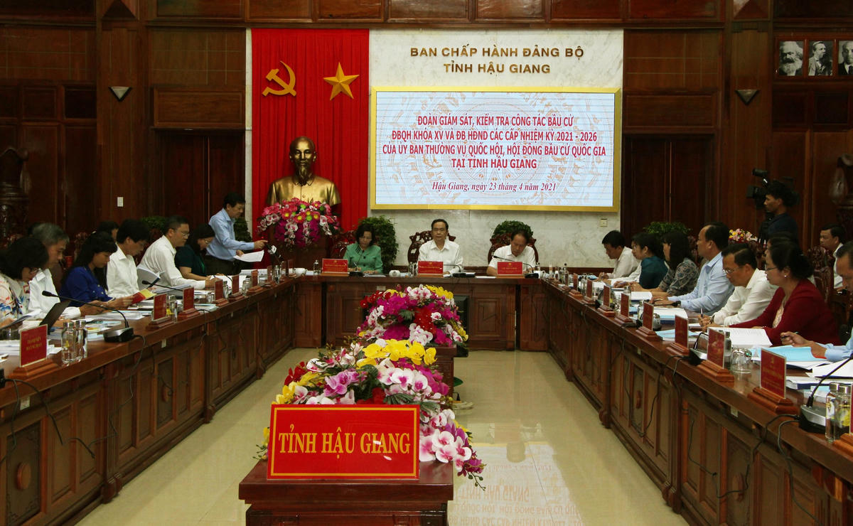 Quang cảnh buổi làm việc. 
