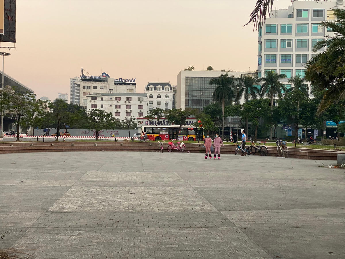 Công viên – hồ điều hoà Mai Dịch được cải tạo dần sau phản ánh