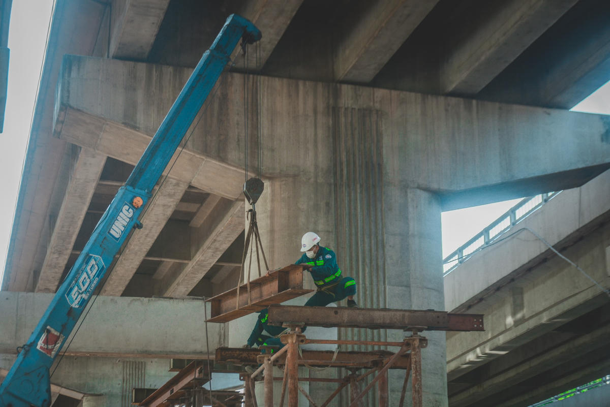 Công nhân, đang lắp các giá đỡ để chuẩn bị lắp dặt cầu vòm sắt.