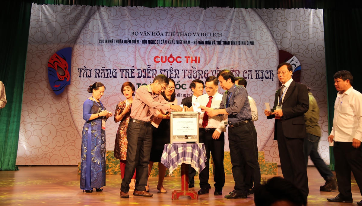 Ban tổ chức, lãnh đạo các sở ban ngành, các nghệ sĩ, diễn viên ủng hộ đồng bào miền Trung ruột thịt.