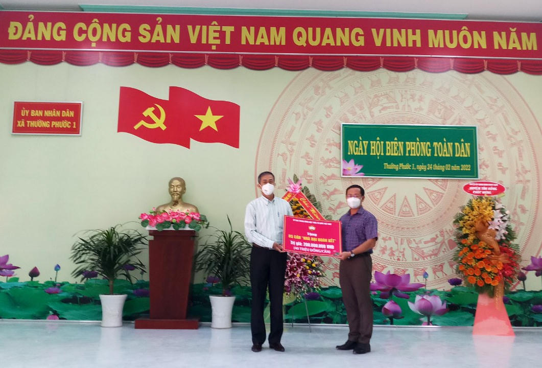 Dịp này đại diện UBTƯ MTTQ Việt Nam cũng trao tặng 5 căn nhà Đại đoàn kết cho đồng bào nghèo trên địa bàn tỉnh Đồng Tháp.  