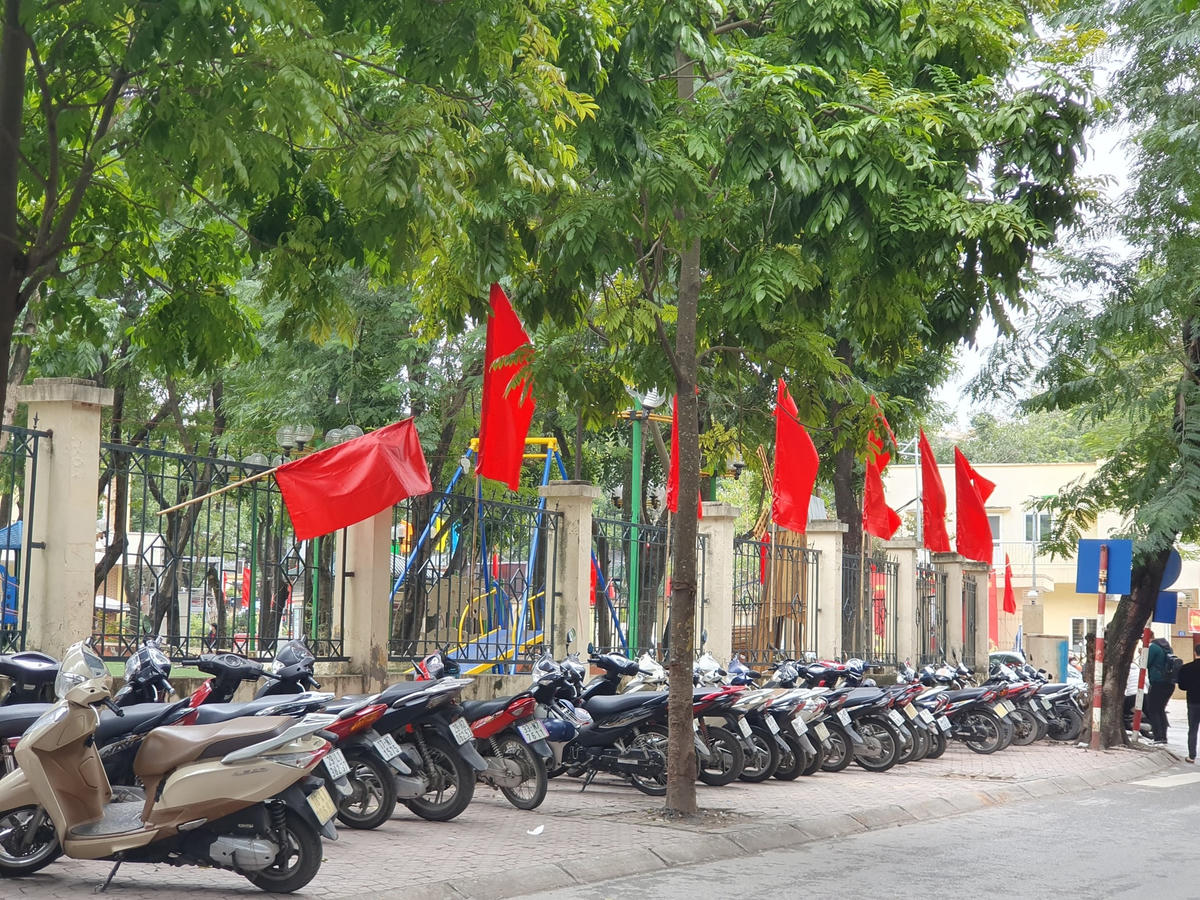 Chủ quán tận dụng luôn vỉa hè làm chỗ để xe cho khách.
