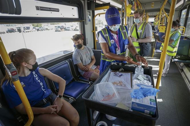 Nhân viên y tế tiêm vaccine ngừa Covid -19 cho người dân tại British Columbia, Canada, ngày 30/7/2021. Ảnh: THX/TTXVN