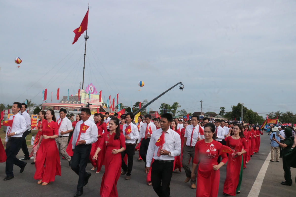 Khi đi qua lễ đài giữ đội hình hàng dọc, hàng ngang, tay trái cầm cờ (hoặc hoa) hướng mặt về phía lễ đài vẫy tay chào Đoàn Chủ tịch, đại biểu.