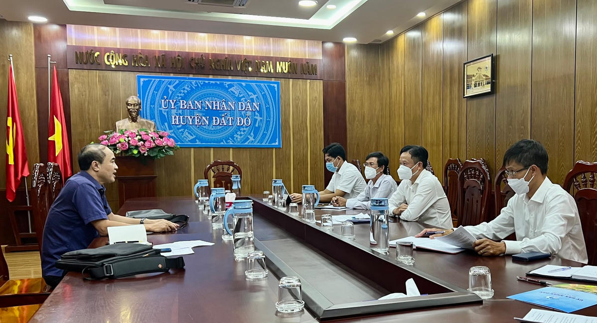 Lãnh đạo UBND và đại diện các phòng, ban huyện Đất Đỏ làm việc với phóng viên Báo Đại Đoàn Kết.