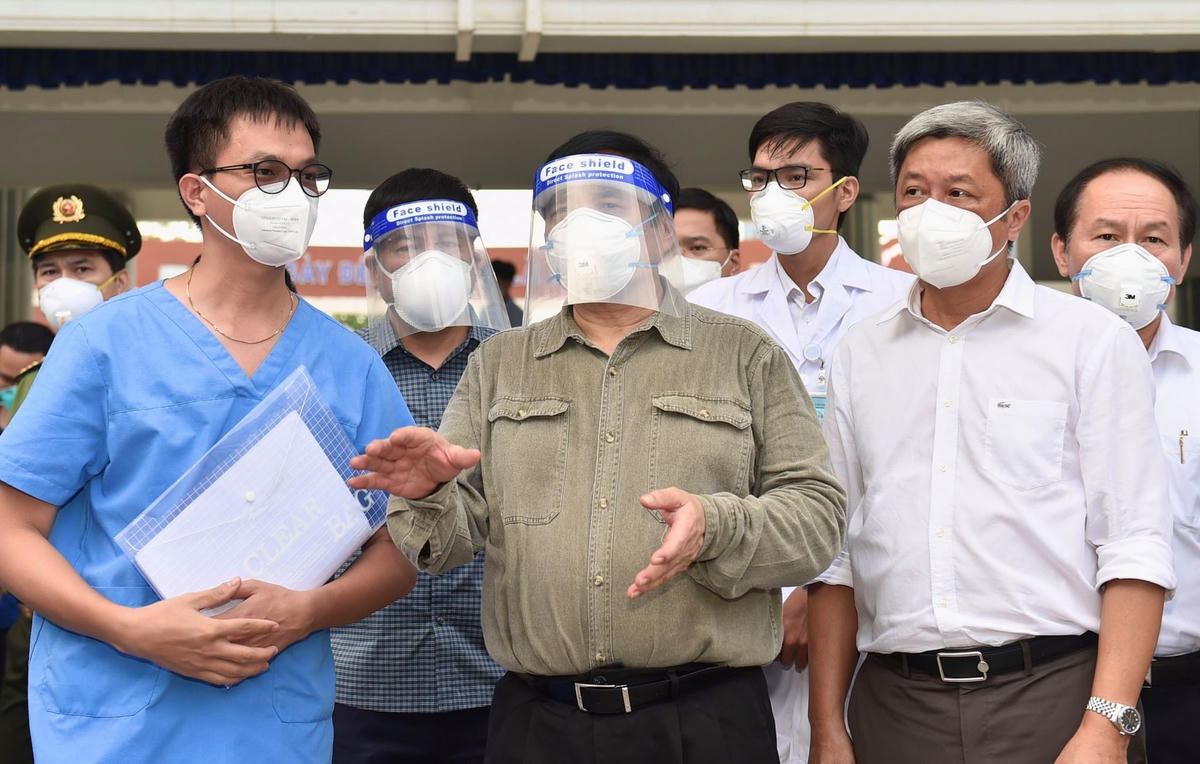 Thủ tướng Chính phủ Phạm Minh Chính và đoàn công tác kiểm tra công tác điều trị người mắc Covid-19, động viên các y bác sĩ đang ngày đêm chữa trị cho người bệnh.