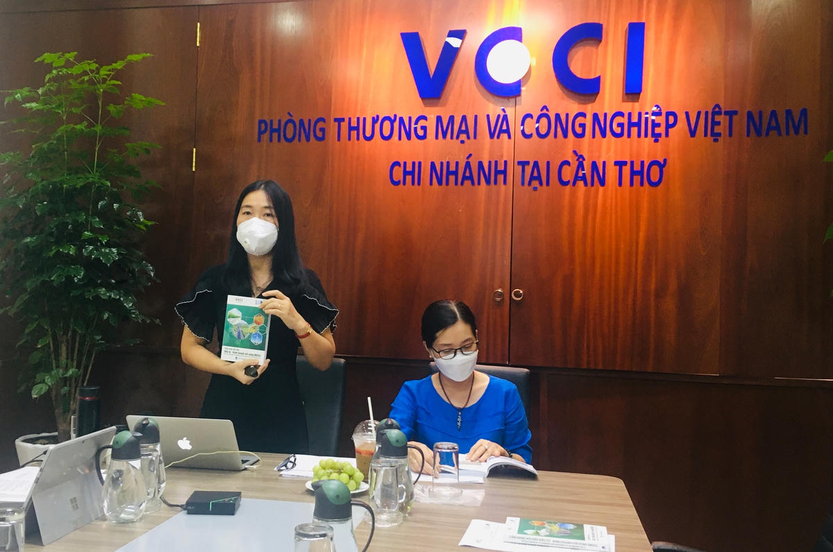 Đại diện VCCI chi nhánh Cần Thơ giới thiệu về cẩm nang. 