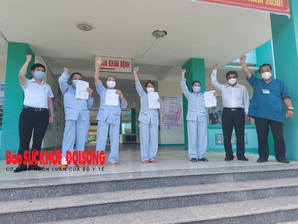 Niếm vui, niềm tin chiến thắng ngày được công bố khỏi bệnh. Nguồn: Báo Sức khỏe đời sống.
