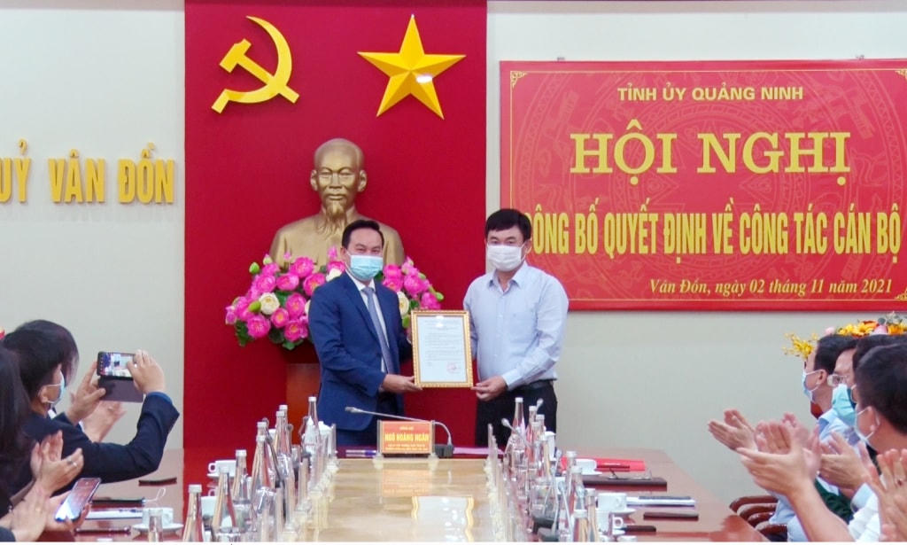 Ông Ngô Hoàng Ngân, Phó Bí thư Thường trực Tỉnh ủy, Trưởng Đoàn ĐBQH tỉnh, trao Quyết định của Ban Thường vụ Tỉnh ủy cho ông Trương Mạnh Hùng.