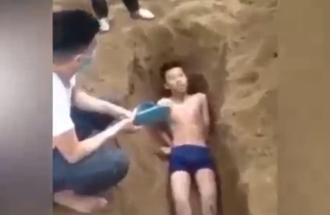 Nam thanh niên bị nhóm đối tượng chôn sống.