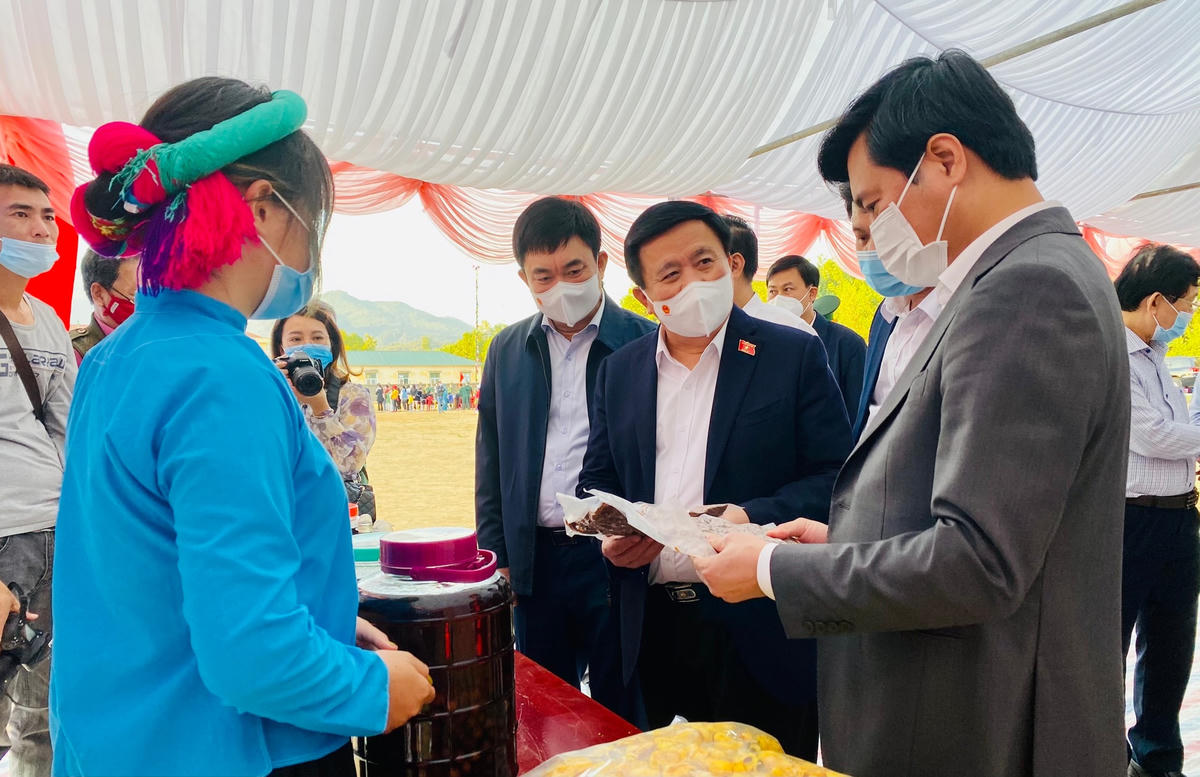 Các đại biểu tham quan gian hàng trưng bày đặc sản địa phương.