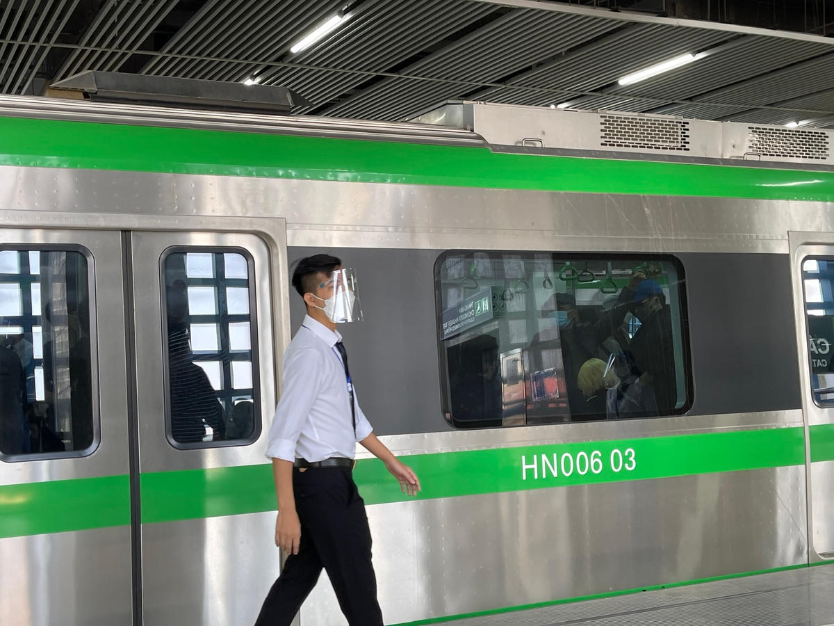 Trao đổi với PV, anh Hoàng (nhân viên tại ga Cát Linh) cho biết: “Có rất nhiều bạn trẻ đã có mặt tại Ga từ sáng sớm”.