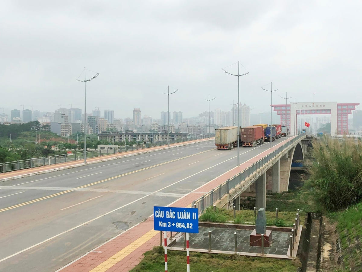 Đến hết buổi sáng 26/4, đã có khoảng 30 xe container được thông quan từ 2 phía. Ảnh: Vi Thu.