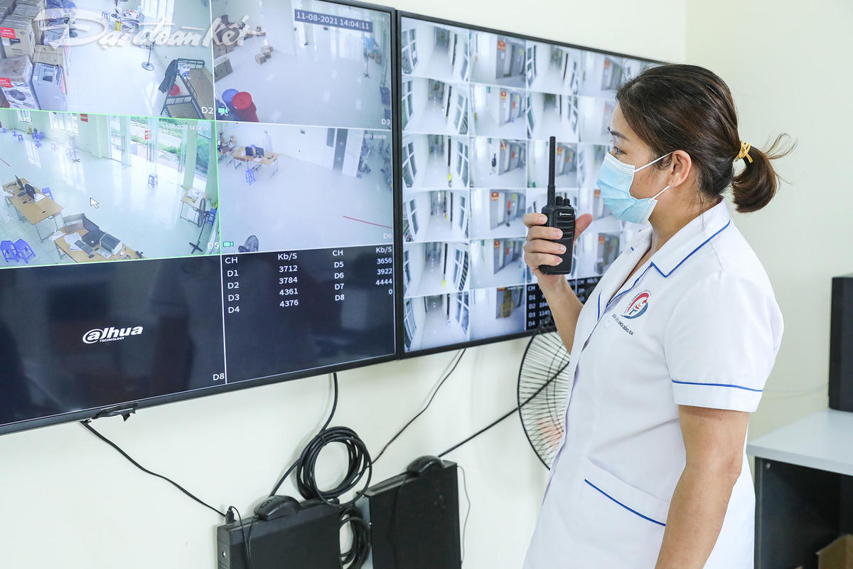 Tất cả các khu vực đều được lắp đặt camera để các y, bác sỹ có thể theo dõi sát sao 24/7. Các y bác sĩ sử dụng bộ đàm để liên hệ trong cơ sở, sắp xếp các công việc. Ảnh: Quang Vinh. 