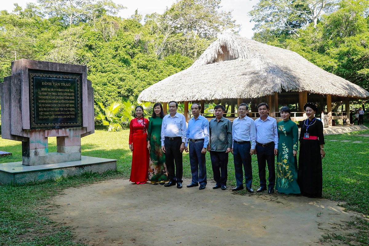 Chủ tịch Trần Thanh Mẫn cùng các đại biểu tại Đình Tân Trào.