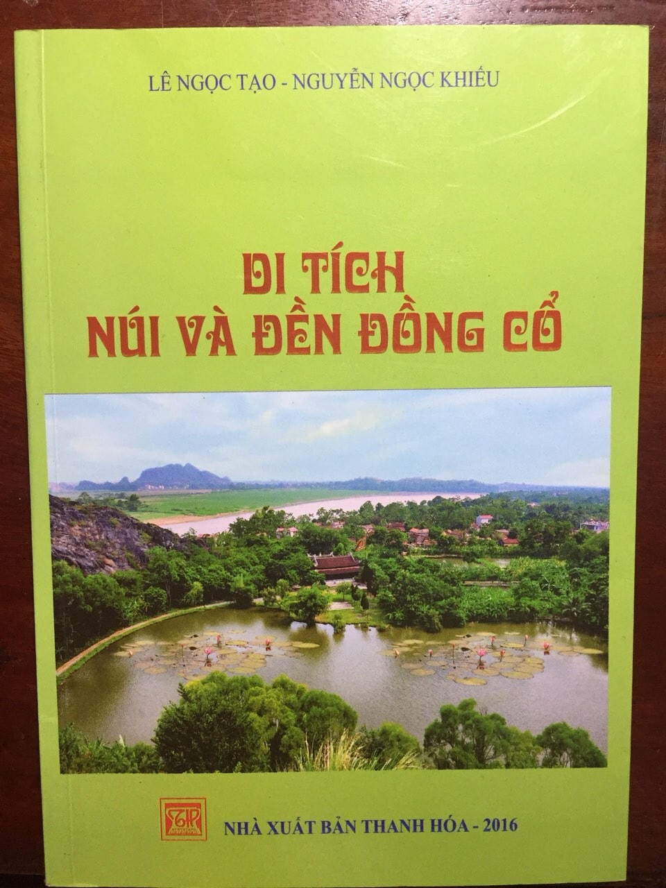 Bìa sách Di tích núi và đền Đồng Cổ.