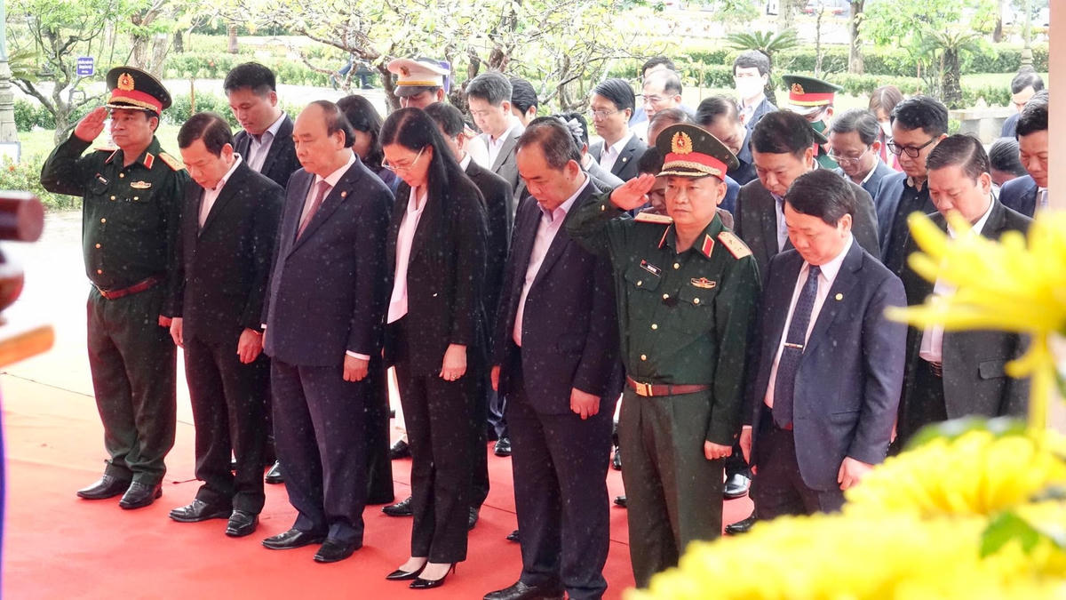 Chủ tịch nước Nguyễn Xuân Phúc và Đoàn công tác dành phút mặc niệm để tưởng nhớ cố Thủ tướng Phạm Văn Đồng.