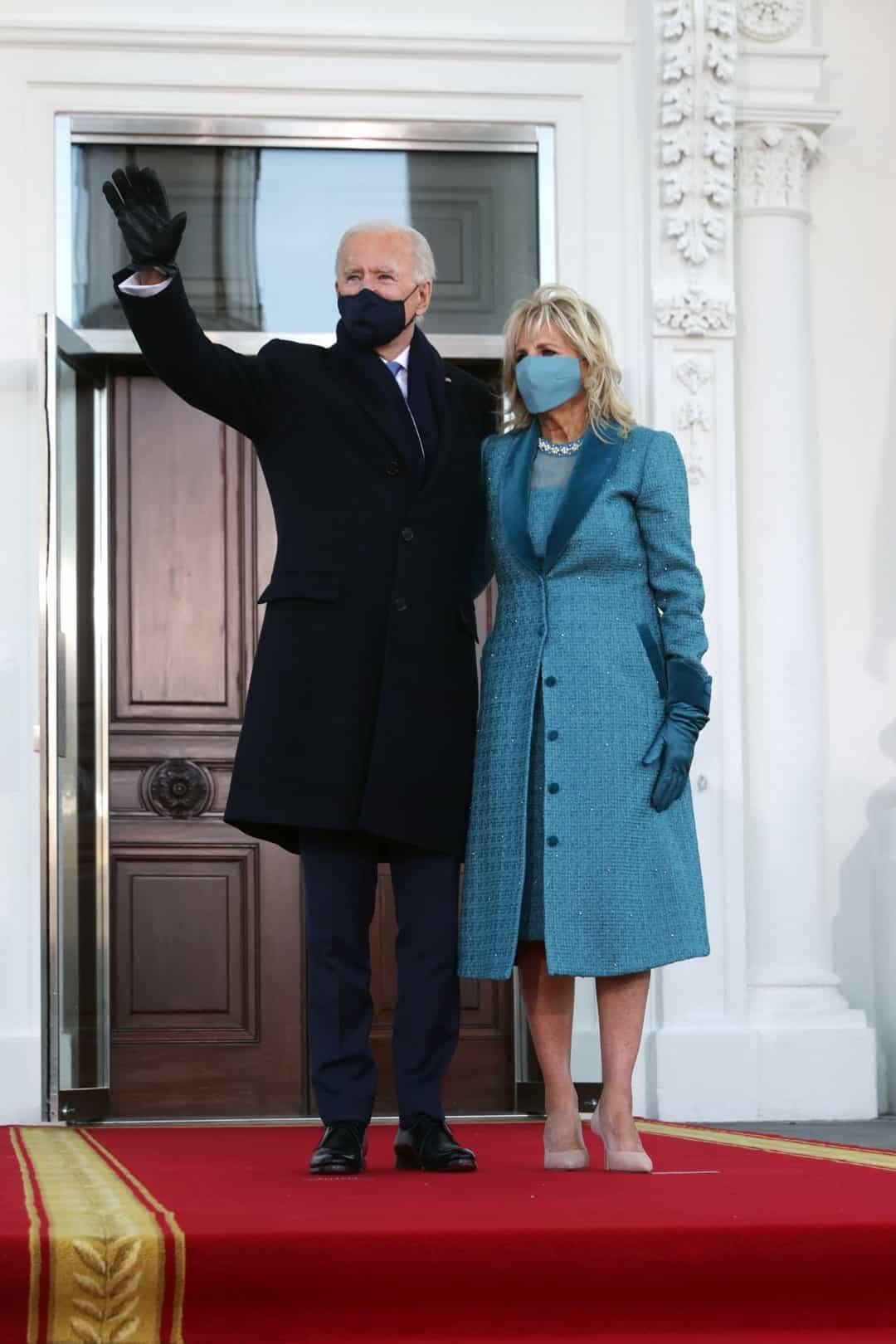 Tháng 1/2021, là thời điểm Joe Biden chính thức trở thành Tổng thống thứ 46 của Hoa Kỳ. Đệ nhất phu nhân Jill mặc chiếc áo khoác màu xanh được thêu bằng pha lê Swarovski của Markarian, do nhà thiết kế Alexandra O'Neill thiết kế.  