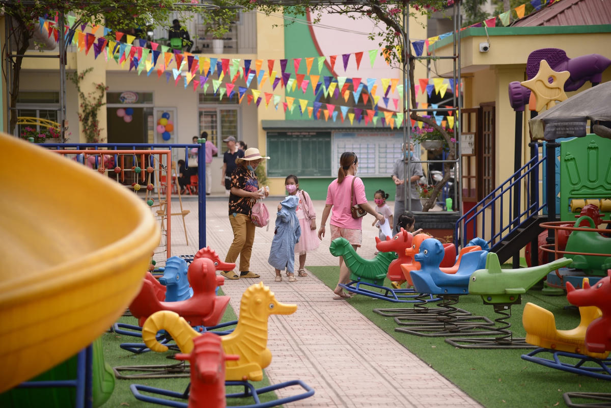 Các trường mầm non tại Hà Nội được trang trí nhiều cờ, hoa và băng rôn chào mừng ngày hội đưa trẻ đến trường mang lại không khí thân thiện, vui vẻ.