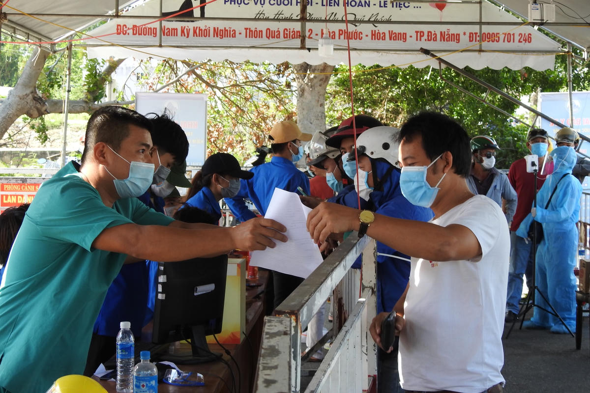 Rất nhiều trường hợp phải mất ít nhất 30 phút mới hoàn thành khai báo. Ảnh Thanh Tùng.