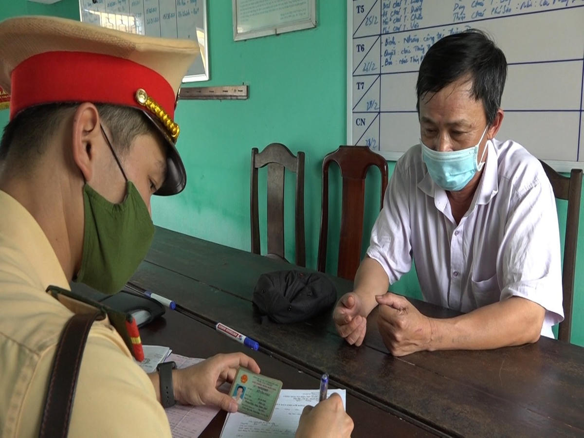 Lực lượng chức năng làm việc với tài xế Đỗ Tuấn Phúc.