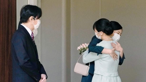 Công chúa Mako ôm em gái - Công chúa Kako bên cạnh cha mẹ cô, Thái tử Akishino và Công chúa Kiko. Ảnh: Reuters.