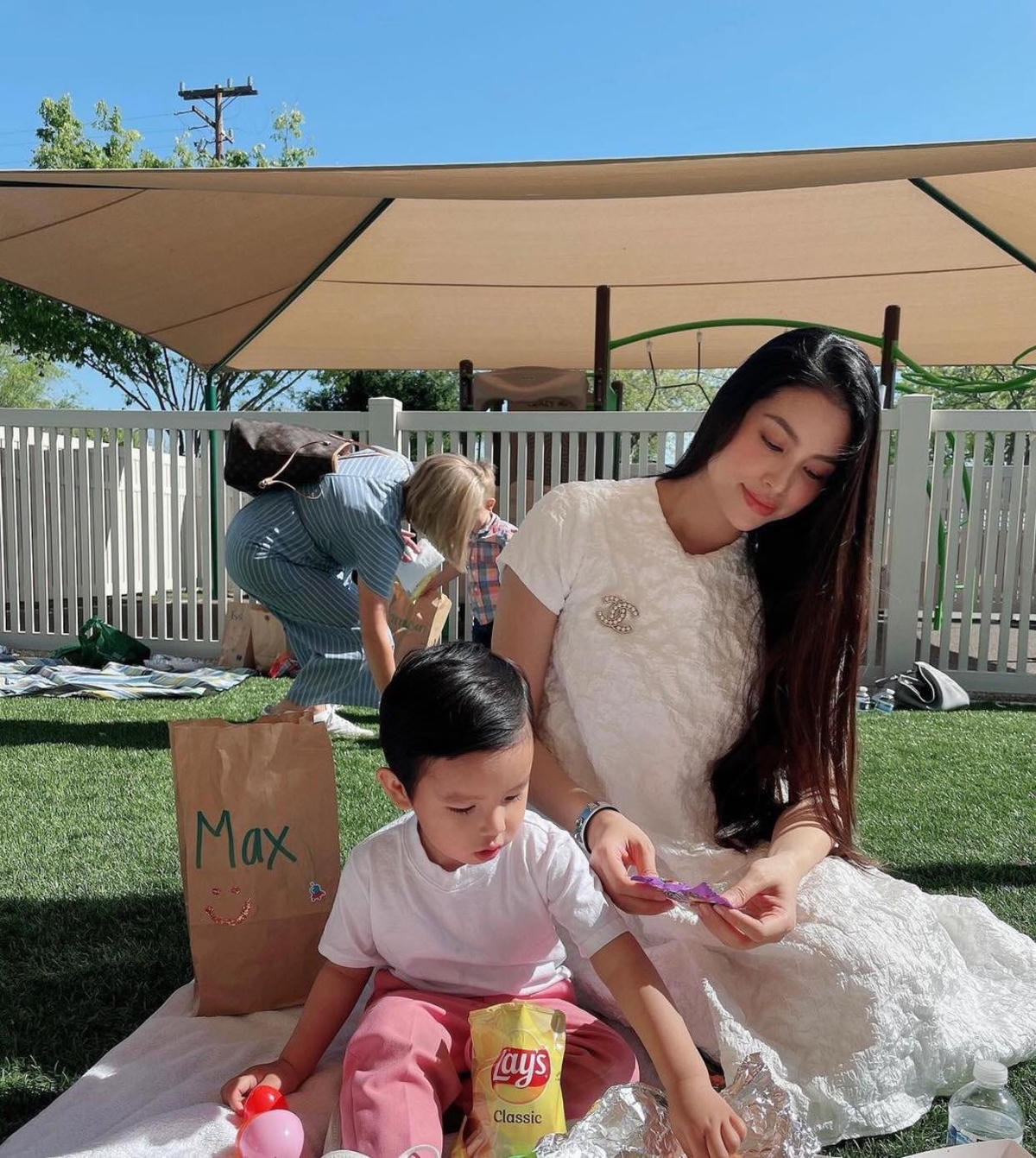 Hoa hậu Phạm Hương từng thông báo sang Mỹ chữa bệnh. Tuy nhiên, sau đó lại bất ngờ chia sẻ việc sinh con khiến khán giả vô cùng bất ngờ.