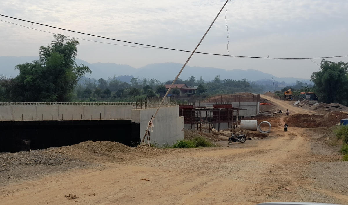 Cầu tiền tỷ trong Khu công nghiệp Đồng Bành (Lạng Sơn) đang thi công thì mố và trụ cầu nứt toác.