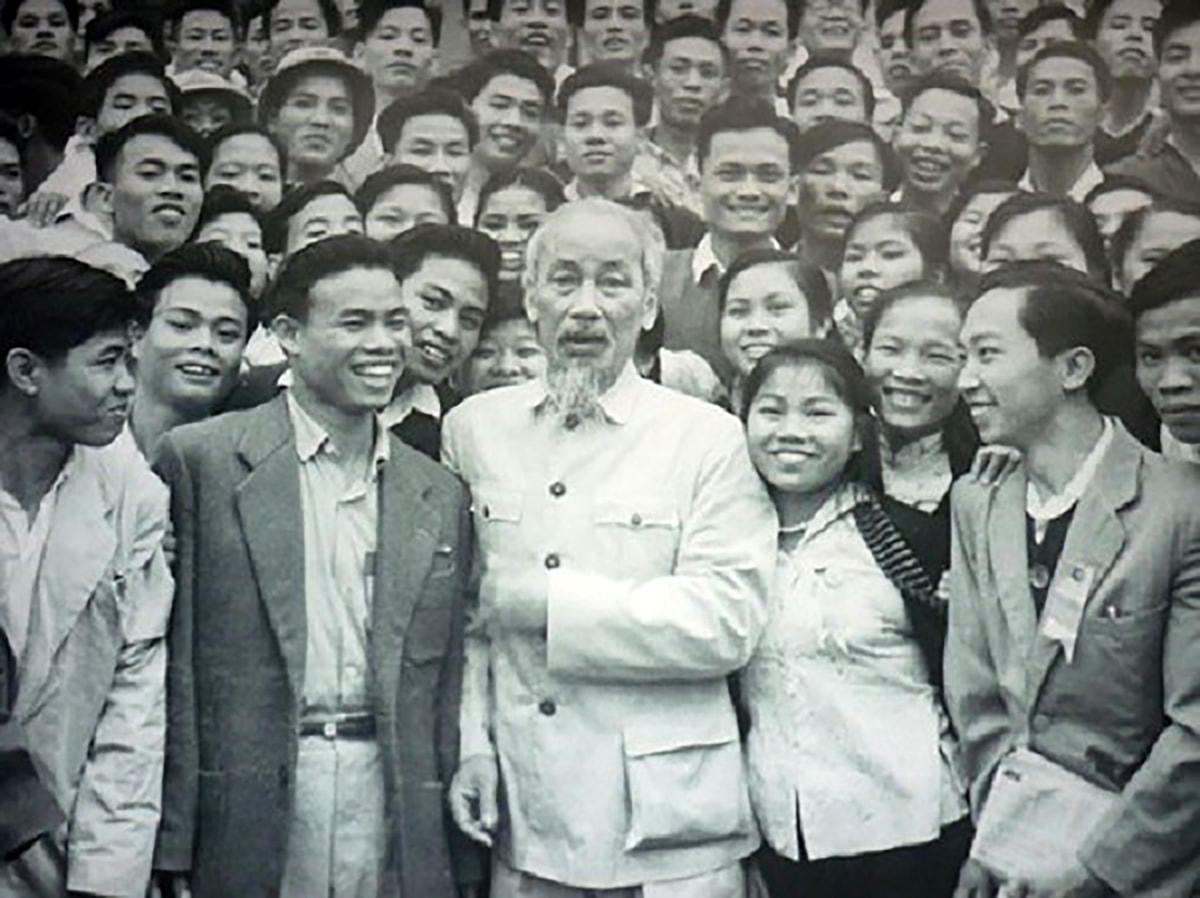 Chủ tịch Hồ Chí Minh cùng các đại biểu thanh niên tham gia Đại hội Đoàn toàn quốc lần III (Hà Nội, năm 1961).