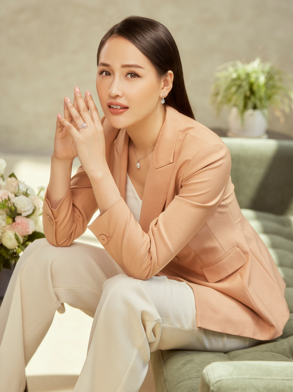 Thiết kế nằm trong bộ sưu tập “The Wonder Things” chính là điểm nhấn cho set đồ Mai Phương Thúy lựa chọn, tôn lên vẻ duyên dáng mà vẫn ngời ngời khí chất.