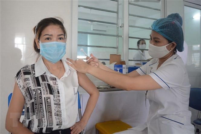 Tiêm vaccine phòng Covid-19 cho lực lượng tuyến đầu phòng dịch quận Sơn Trà. (Ảnh: TTXVN).