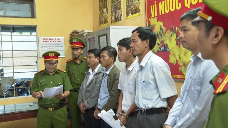 Công an đọc lệnh bắt giữ nguyên Chủ tịch UBND phường Thủy Xuân cùng 4 cán bộ sai phạm.