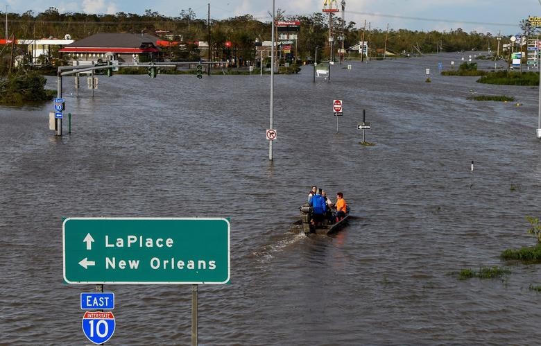 Xa lộ 51 ngập trong biển nước sau khi bão Ida tấn công thi trấn LaPlace, bang Louisiana.