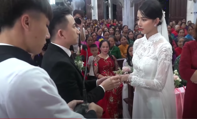 Tối 16/4, Hôn lễ của Phan Mạnh Quỳnh và Khánh Vy được tổ chức theo nghi thức Công giáo tại nhà thờ Giáo xứ Vạn Phần, Nghệ An. Ảnh: Youtube Phiêu cùng cuộc sống.  