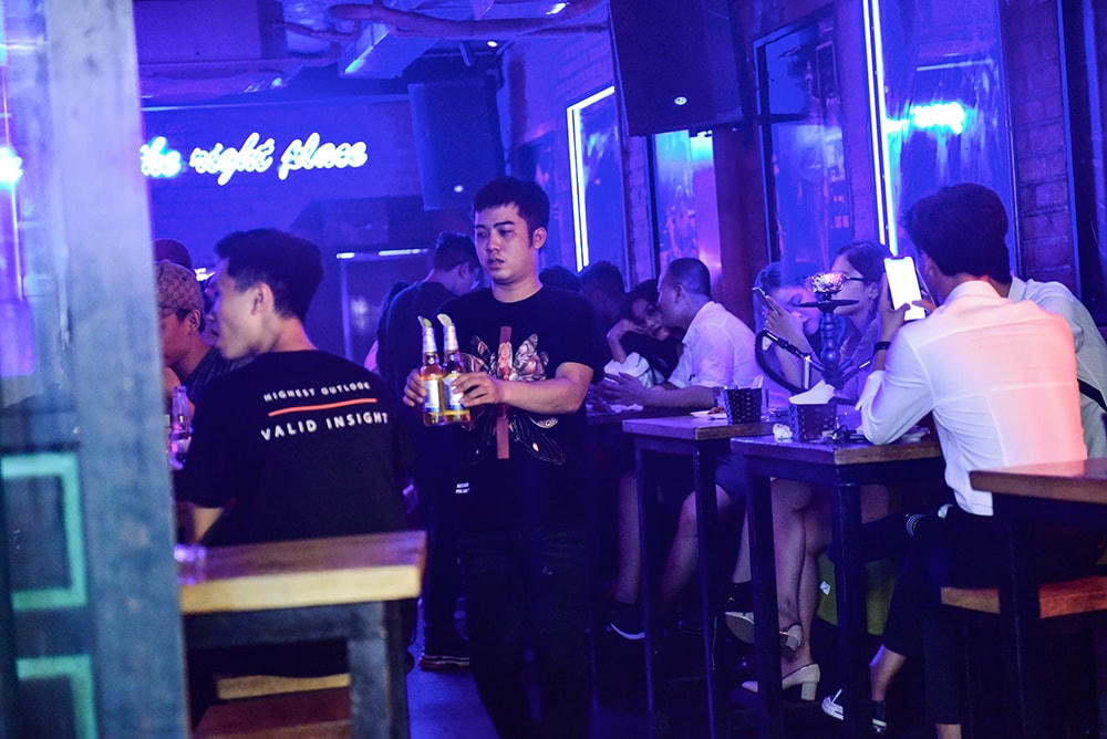 Những quán bar vẫn tranh thủ phục vụ khách hàng hết công suất trong mấy tiếng cuối cùng của ngày trước khi đóng cửa mà theo lời chủ quán là "chưa biết đến khi nào mới mở trở lại".