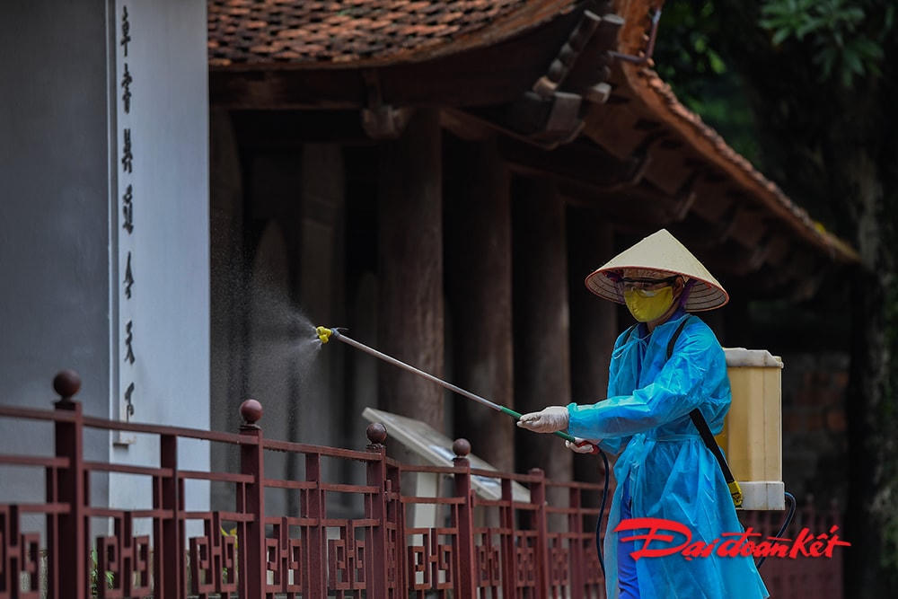 Trước tình hình dịch bệnh khó lường, Ban quản lý Văn Miếu Quốc Tử Giám đã cho phun thuốc khử trùng toàn bộ khu di tích.