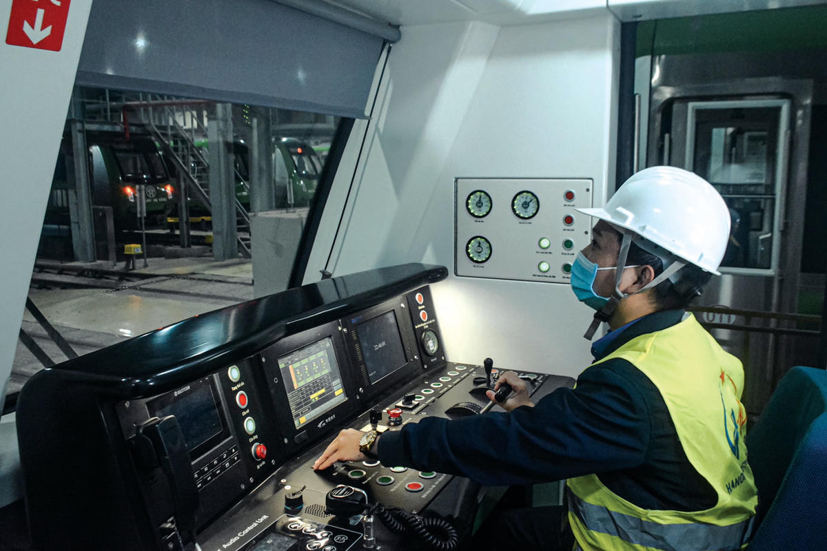 Tất cả các hệ thống điện, lịch sử chạy tàu, nút bấm trong khoang lái. Các tính năng như nước rửa kính, cần gạt nước, đèn trước, rèm che… cũng đều được các kỹ sư kiểm tra kỹ.  