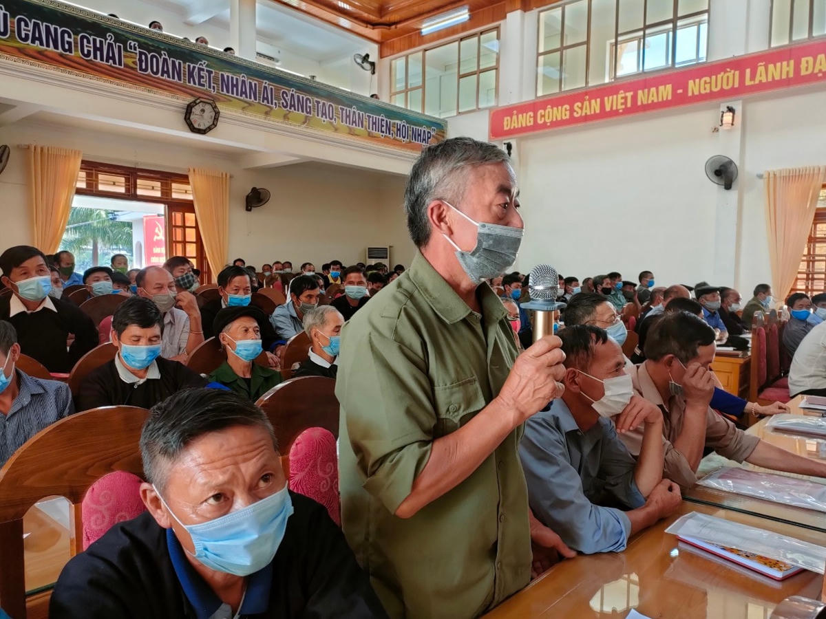 Đại biểu già làng, trưởng dòng họ, người có uy tín phát biểu tại Hội nghị