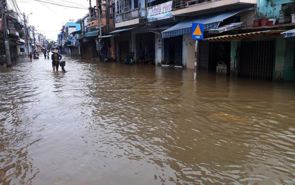 Còn tại phố cổ Bao Vinh (xã Hương Vinh, thị xã Hương Trà, tỉnh Thừa Thiên – Huế) nhiều nơi bị ngập sâu khoảng 0,5 m.