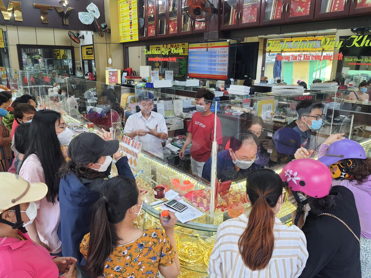 Người dân ùn ùn đến tiệm vàng ở Phường 3, TP Bạc Liêu mua vàng cầu may ngày vía Thần Tài.