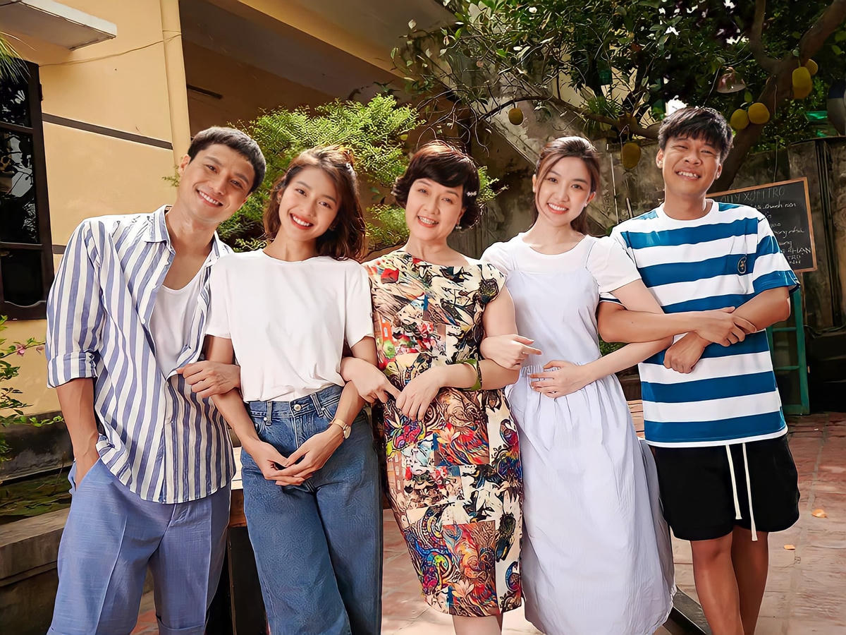 Diễn viên Vân Dung được vây quanh bởi dàn trai đẹp, gái xinh của phim “11 tháng và 5 ngày”.
