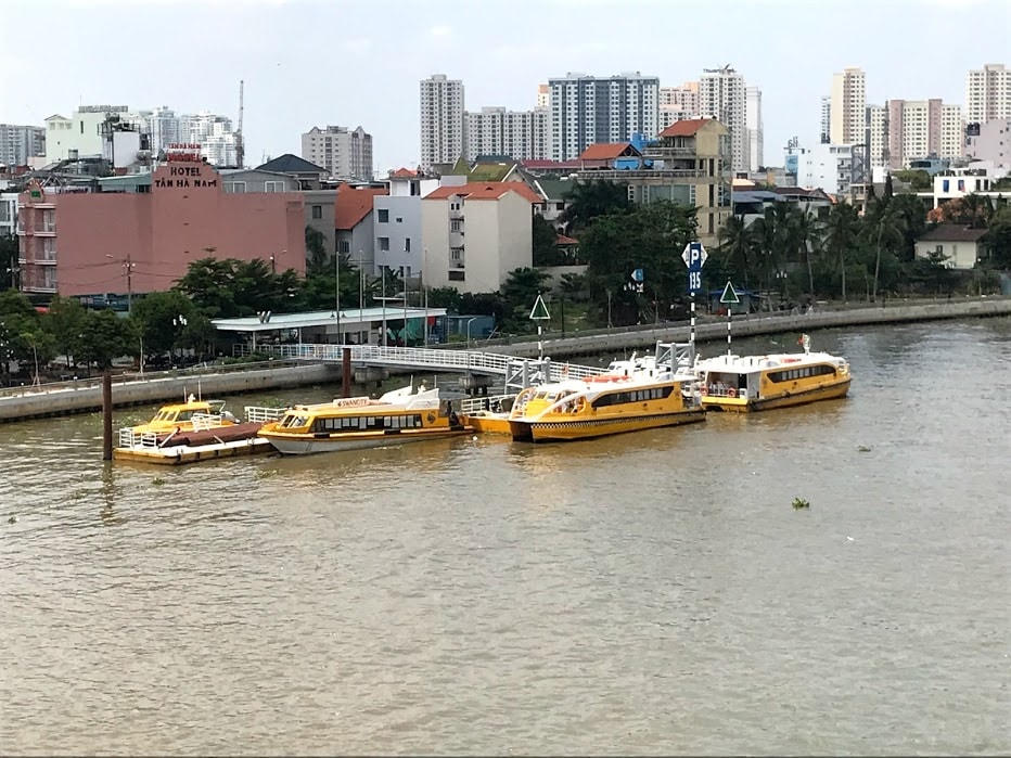 ‘Chia lửa’ kẹt xe đường bộ